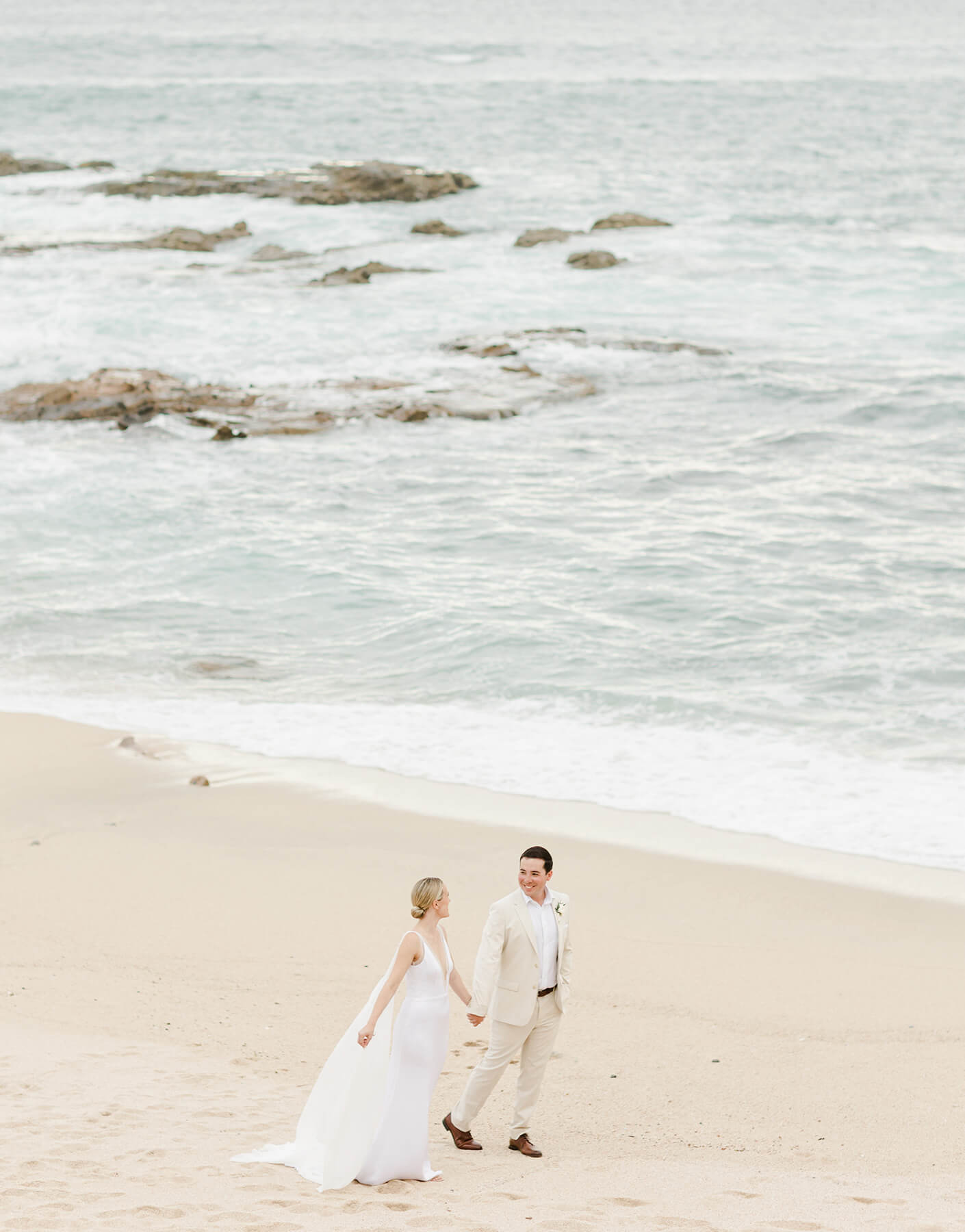 beach wedding ceremony in los cabos